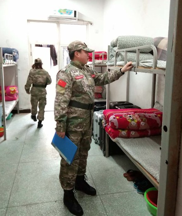 “藍軍一號”教官對學生宿舍進行檢查 