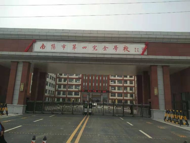 示范區(qū)教育中心組織專(zhuān)家對(duì)第四完全學(xué)校教學(xué)設(shè)備進(jìn)行驗(yàn)收