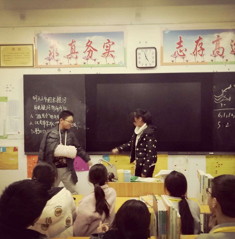 學(xué)生骨折后堅持上課