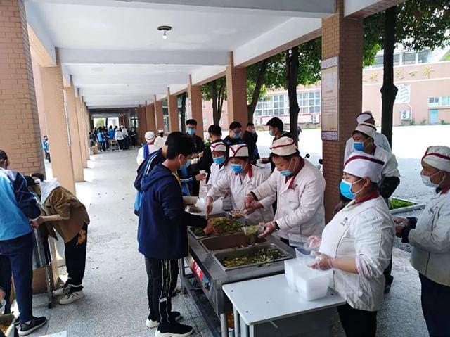 現(xiàn)場：南陽一中返校復(fù)學(xué)首日全流程：貼心、放心
