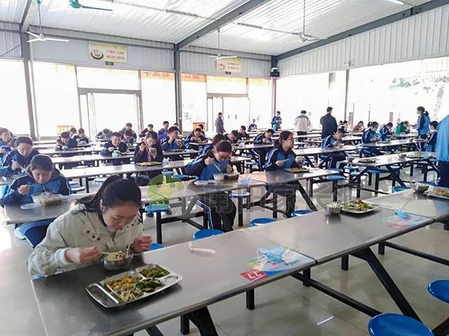 現(xiàn)場：南陽一中返校復(fù)學(xué)首日全流程：貼心、放心